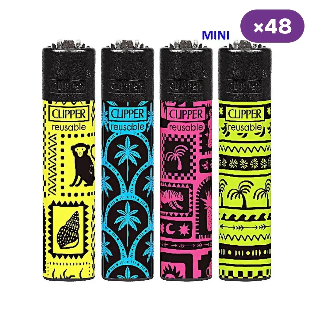 Cuatro diseños de encendedor Clipper Mini en amarillo, azul, rosa y verde, con motivos tropicales negros y rótulo de caja de 48. Cuatro diseños de encendedor Clipper Mini en amarillo, azul, rosa y verde, con motivos tropicales negros y rótulo de caja de 48.