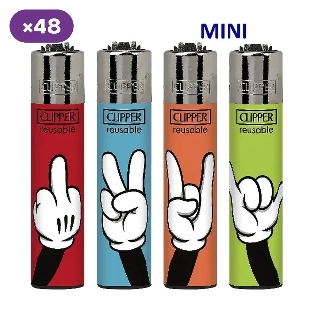Cuatro encendedores Mini Clipper en rojo, azul, naranja y verde, con manos enguantadas haciendo distintos gestos; rótulo «×48». Cuatro encendedores Mini Clipper en rojo, azul, naranja y verde, con manos enguantadas haciendo distintos gestos; rótulo «×48».