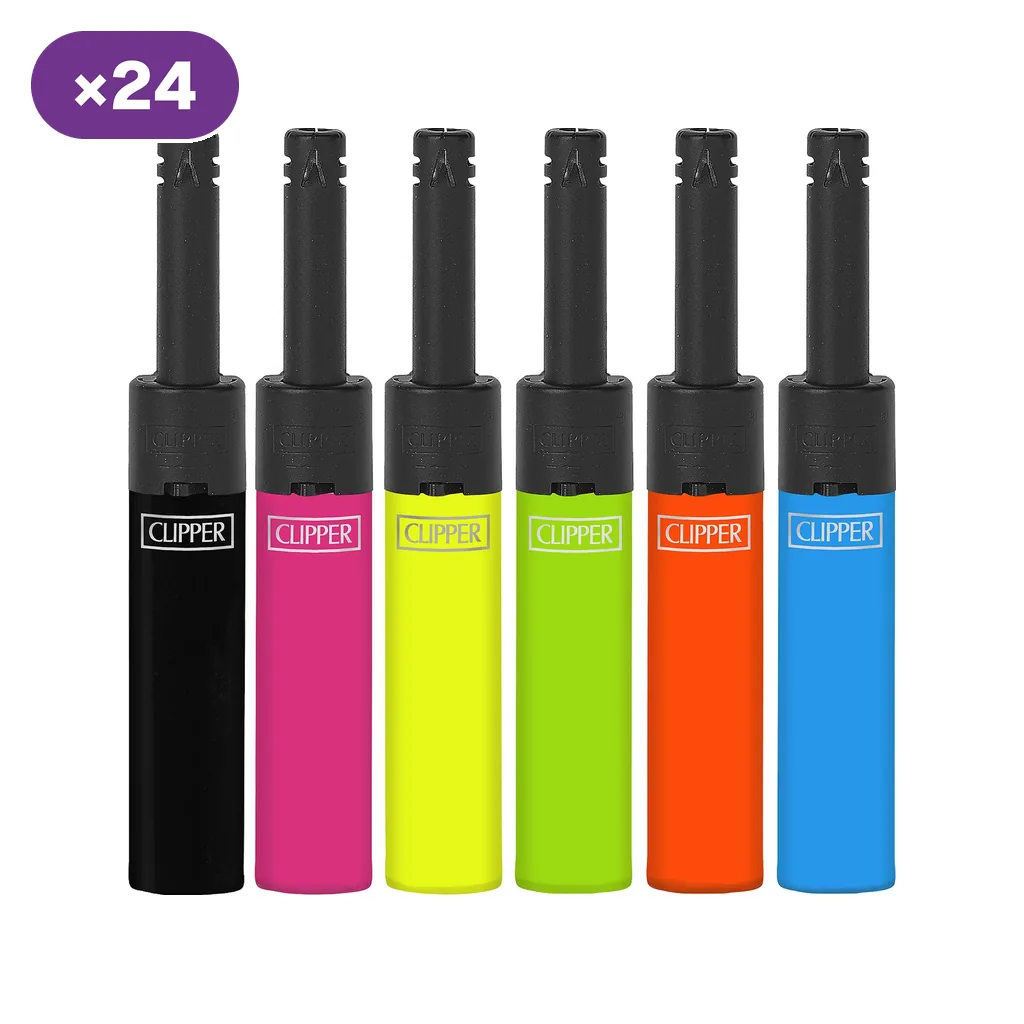 Encendedores Clipper Mini Tube con cuello largo negro y cuerpos en varios colores, alineados sobre fondo blanco con distintivo de 24 unidades.