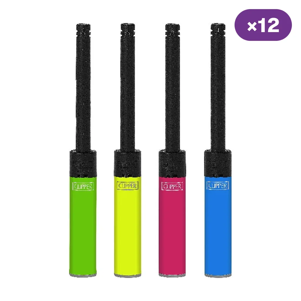 Selección de encendedores Clipper Tube Plus con tubo largo negro y cuerpos verde, amarillo, rosa y azul; distintivo «×12».