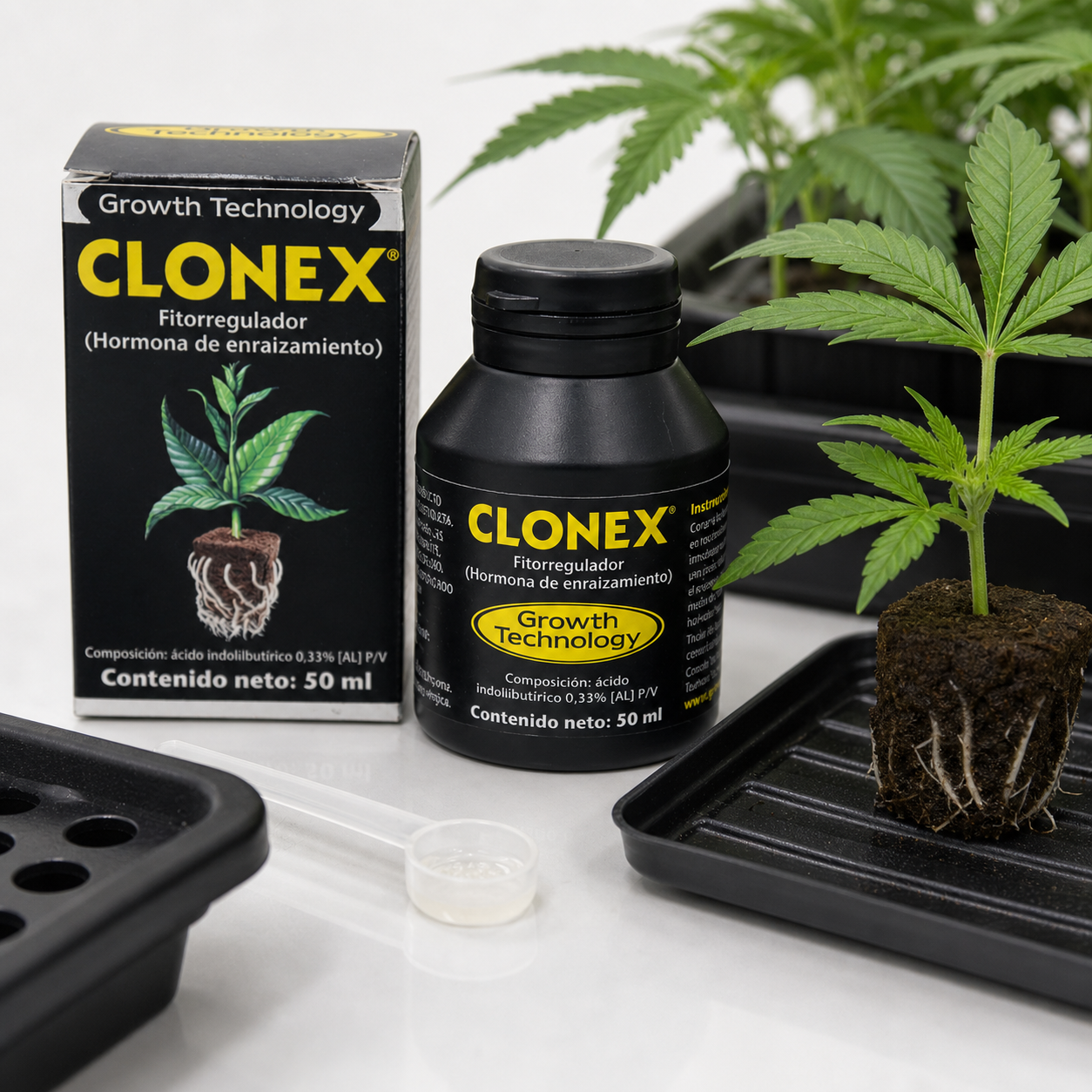 Bote negro y caja de Clonex de 50 ml junto a un esqueje con raíces visibles en un taco de sustrato sobre una bandeja.