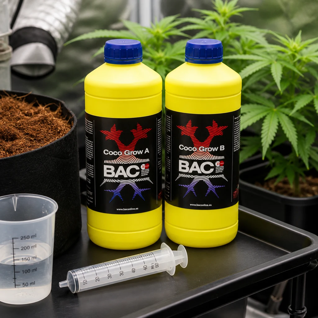 Botellas amarillas de Coco Grow A y B de BAC sobre una bandeja, con jeringa dosificadora, vaso graduado y plantas al fondo.