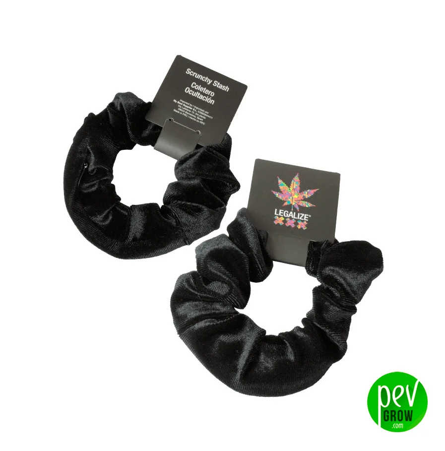 Coleteros negros fruncidos con etiquetas; una indica «Scrunchy Stash» y otra muestra una hoja multicolor con el texto «LEGALIZE».
