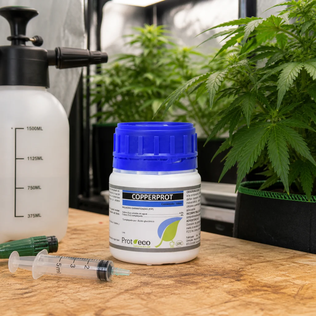 Bote de Copperprot con tapa azul sobre una mesa, junto a una jeringa dosificadora y un pulverizador, con plantas de cannabis al fondo.