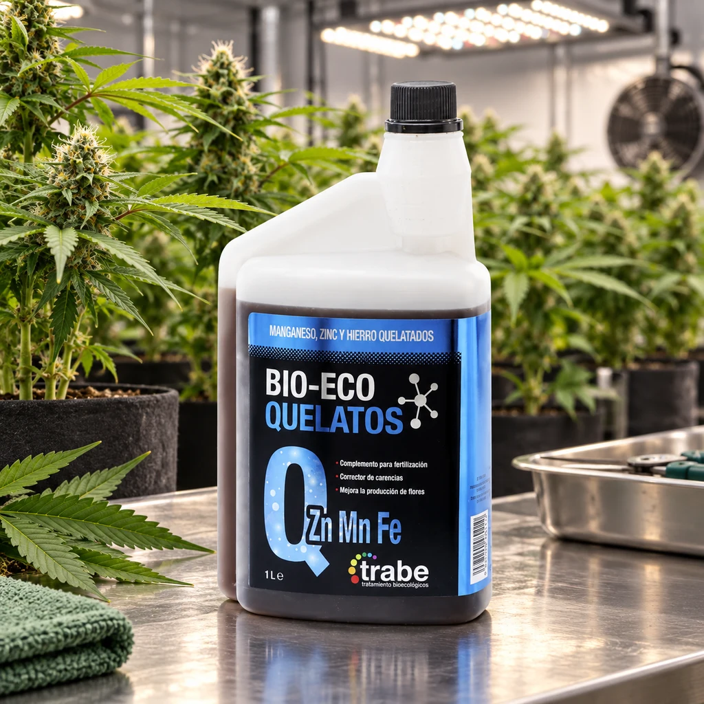 Botella de Bio-Eco Quelatos Trabe con tapón negro y etiqueta azul y negra, sobre una mesa metálica con plantas al fondo.