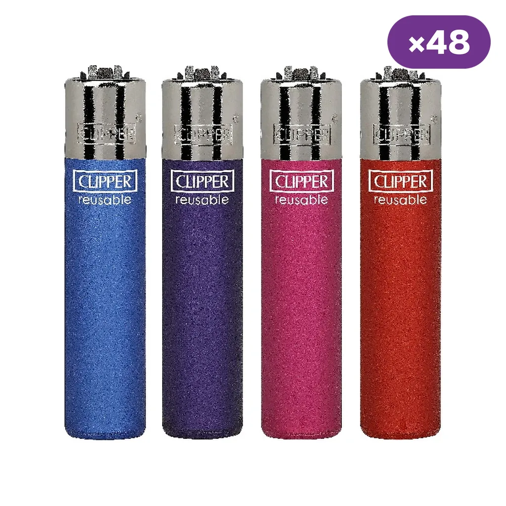 Encendedores Clipper Crystal en azul, morado, rosa y rojo, con cabezales plateados y distintivo «×48» sobre fondo blanco.
