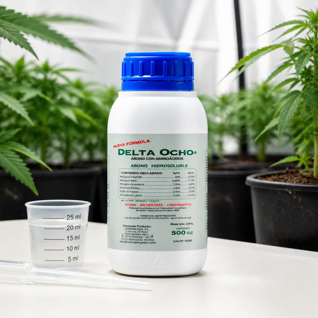 Escena generada de un bote Delta Ocho con tapón azul junto a un vaso graduado y pipetas, con plantas al fondo.