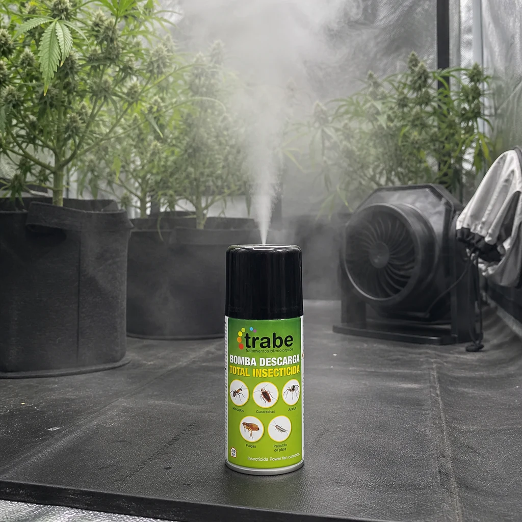 Escena generada de un aerosol Trabe Descarga Total que emite una nube entre plantas en macetas, con un ventilador al fondo.