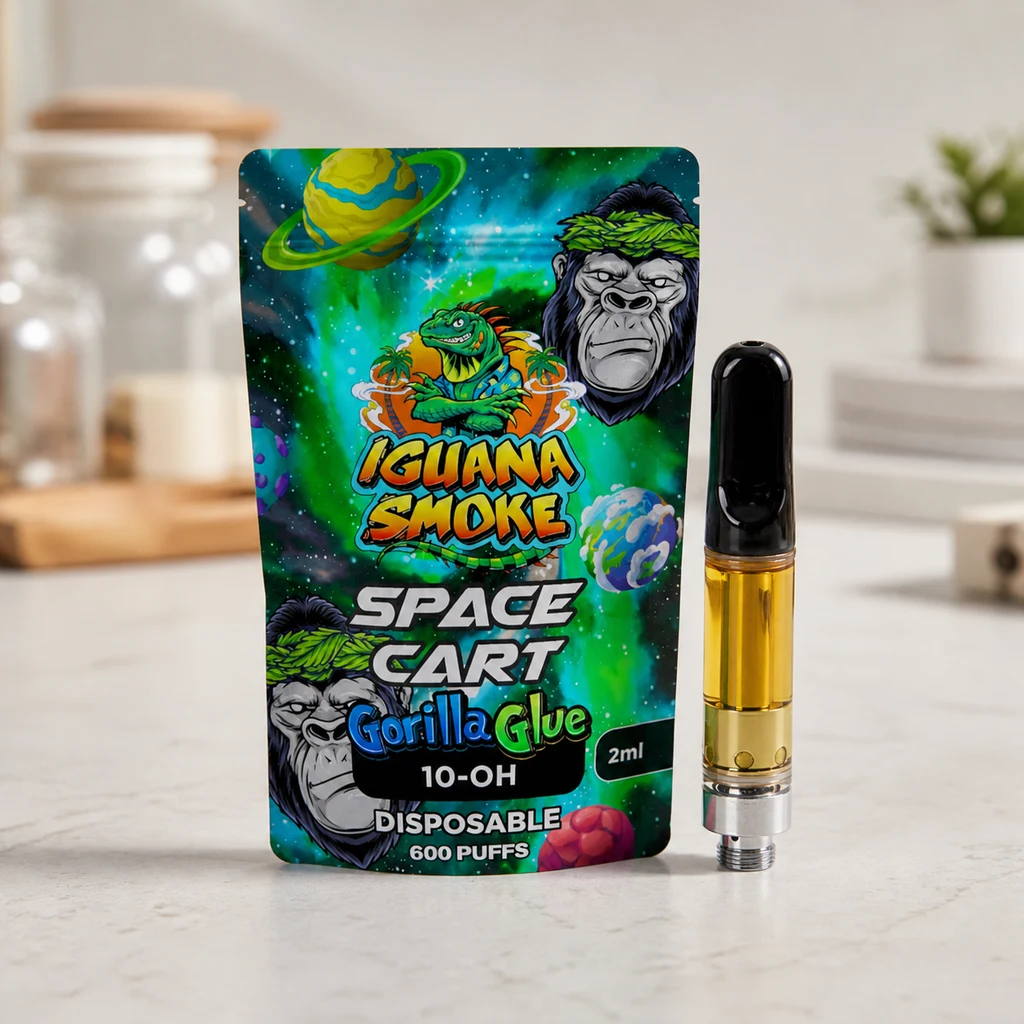 Cartucho con líquido dorado y boquilla negra junto a su envase Iguana Smoke Space Cart Gorilla Glue 10-OH, decorado con gorilas y planetas.