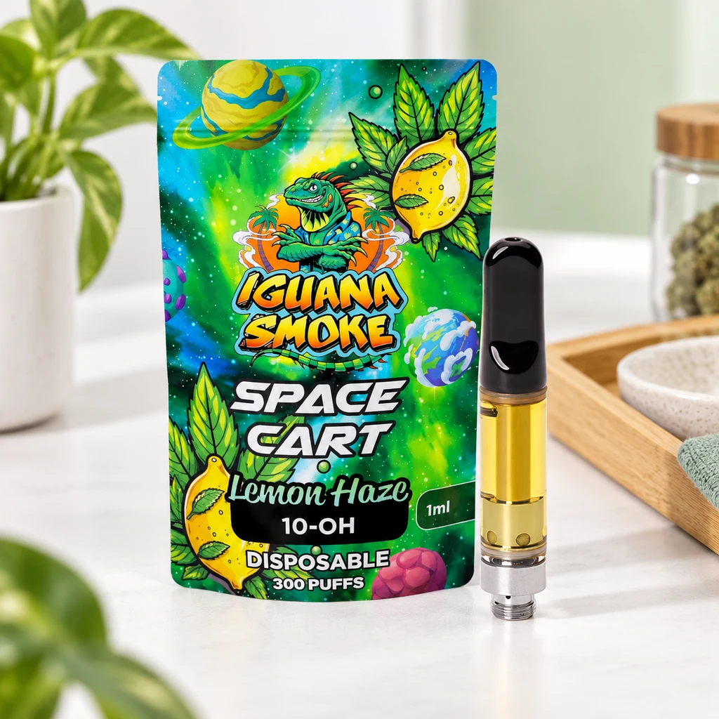Cartucho Space Cart Lemon Haze con líquido amarillo y boquilla negra junto a una bolsa ilustrada con una iguana, limones y planetas.