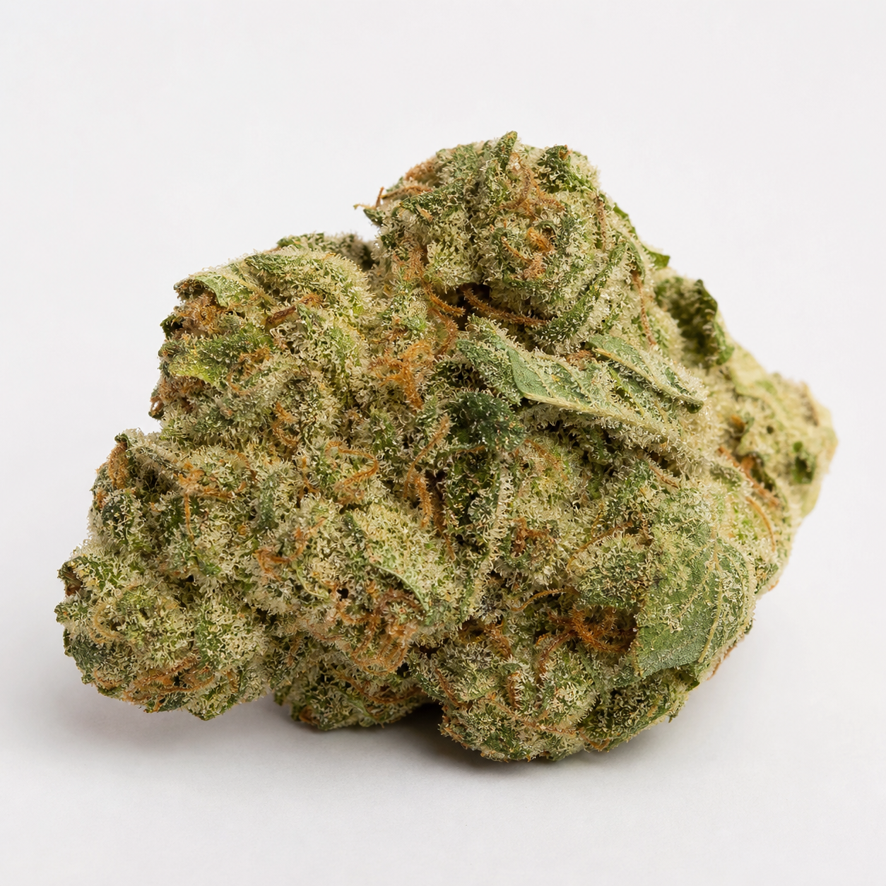 Primer plano de un cogollo de Devil's Kiss Auto de Bulk Seeds, con hojas verdes, filamentos anaranjados y abundantes tricomas visibles.