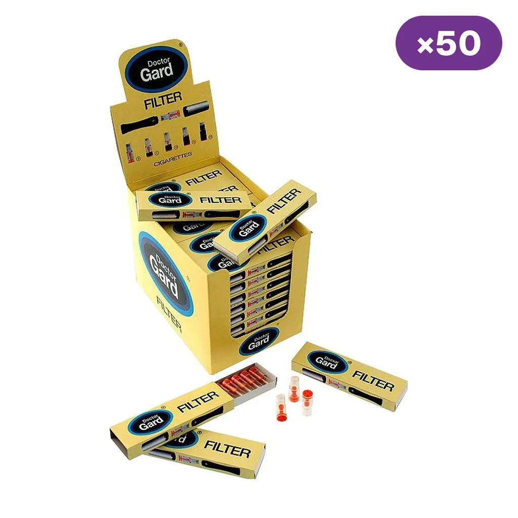Expositor amarillo de filtros Doctor Gard con varios estuches, uno abierto con filtros rojizos, y distintivo «×50». Expositor amarillo de filtros Doctor Gard con varios estuches, uno abierto con filtros rojizos, y distintivo «×50».