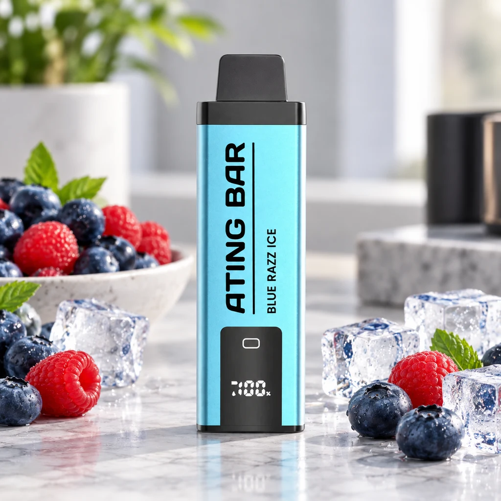 Vapeador Ating Bar Blue Razz Ice de cuerpo turquesa, boquilla negra y pantalla frontal, rodeado de frutos rojos y cubitos de hielo.