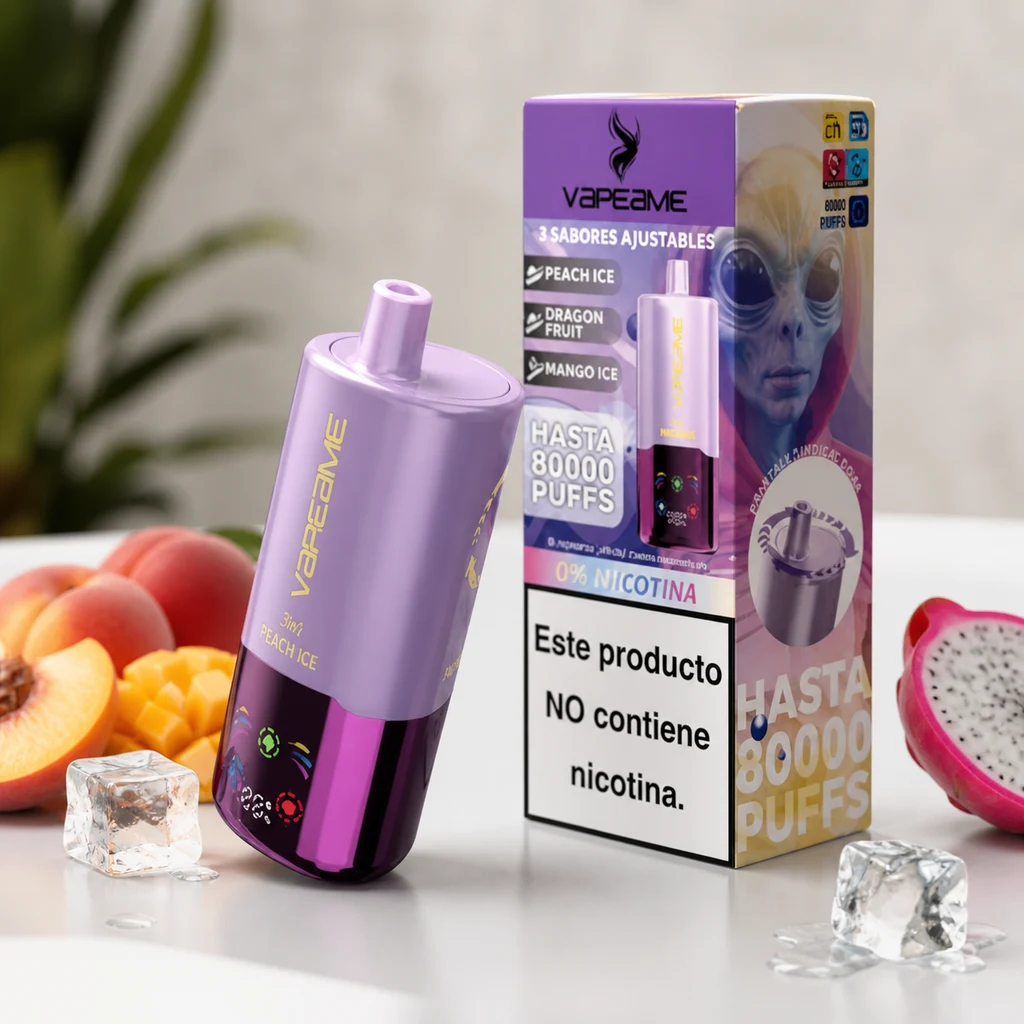 Vapeame 3 en 1 violeta inclinado junto a su caja, con pantalla en la base, frutas cortadas y cubitos de hielo sobre una mesa.