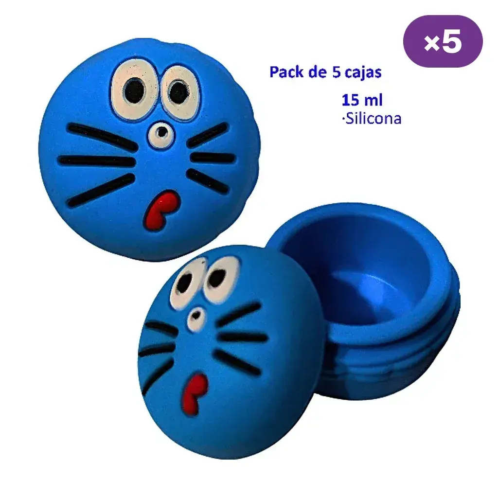 Recipiente azul de silicona con rostro de Doraemon, mostrado cerrado y abierto; el texto indica 15 ml y pack de 5 cajas.