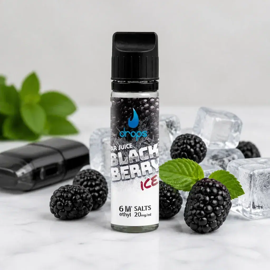 Frasco Drops Blackberry Ice con tapón negro, rodeado de moras, hojas verdes y cubitos de hielo, con un vapeador al fondo.
