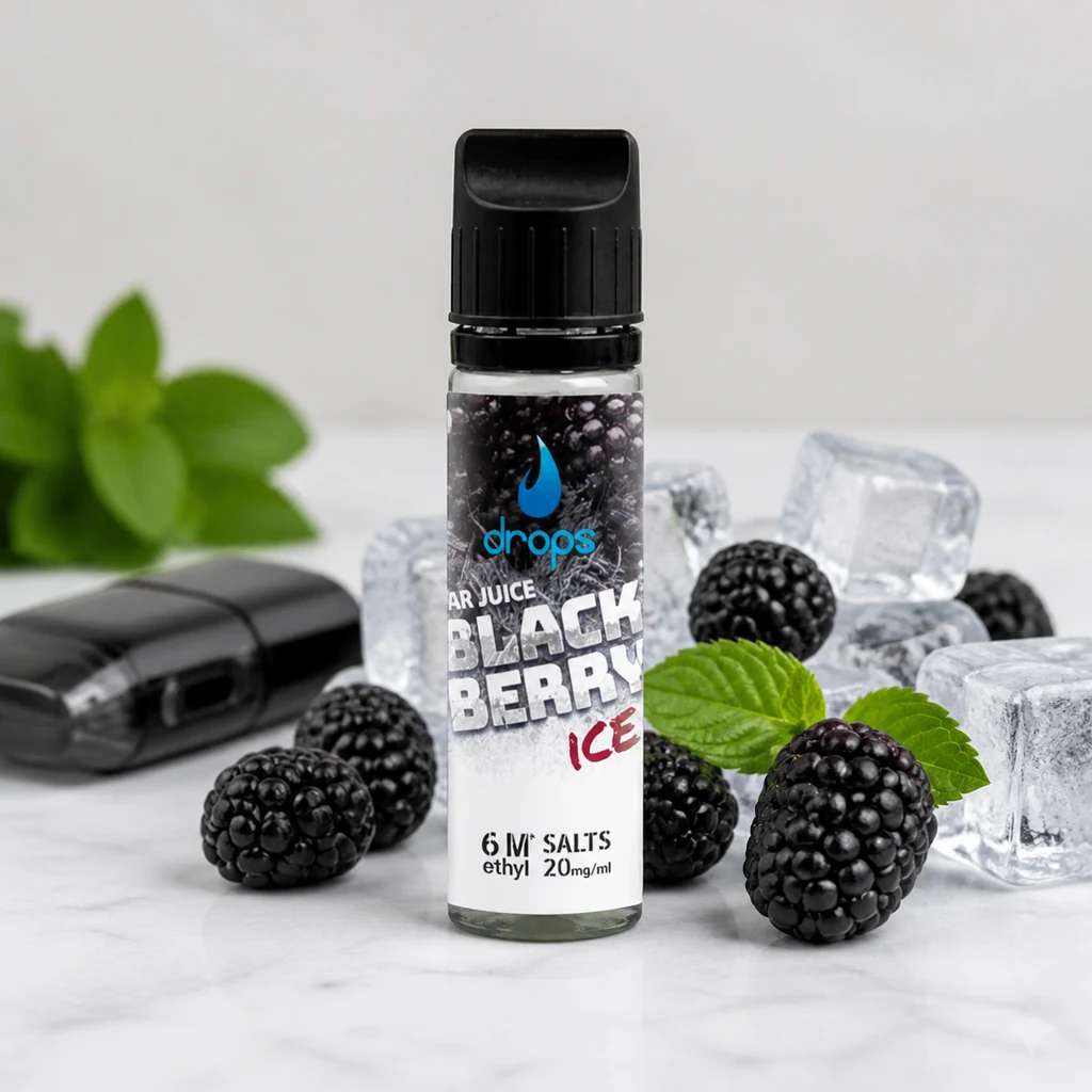 Frasco Drops Blackberry Ice con tapón negro, rodeado de moras, hojas verdes y cubitos de hielo, con un vapeador al fondo.