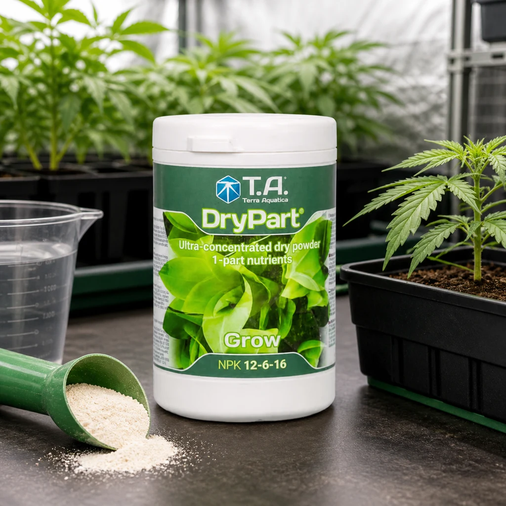 Bote de DryPart Grow con etiqueta NPK 12-6-16, junto a una pala con polvo, un vaso medidor y plantas en macetas, en una escena generada.