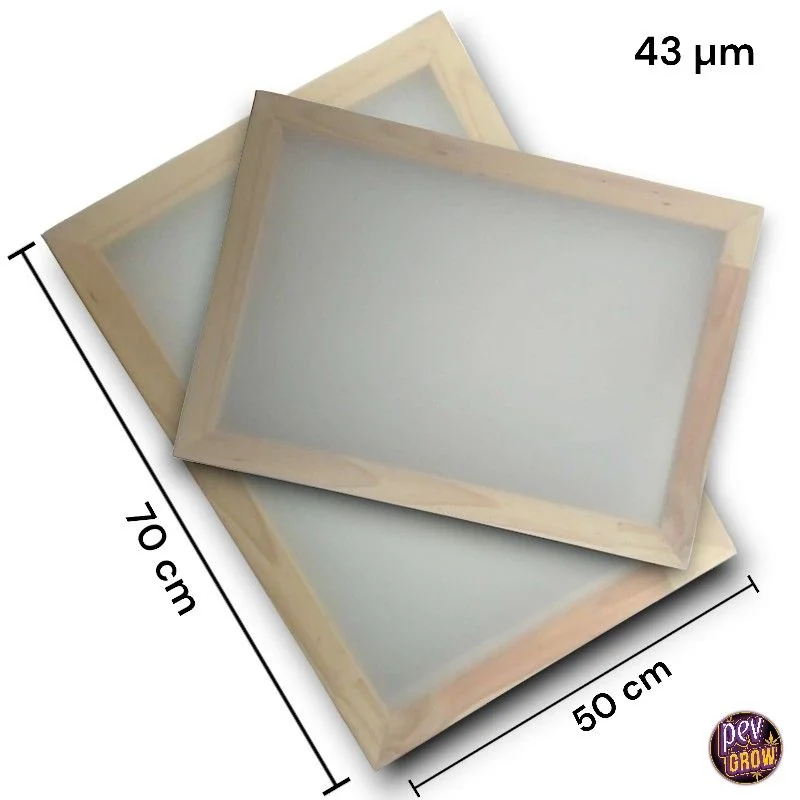 Pantallas para sift seco de 70 × 50 cm, con marcos de madera y malla clara, superpuestas sobre fondo blanco; indicación de 43 μm.