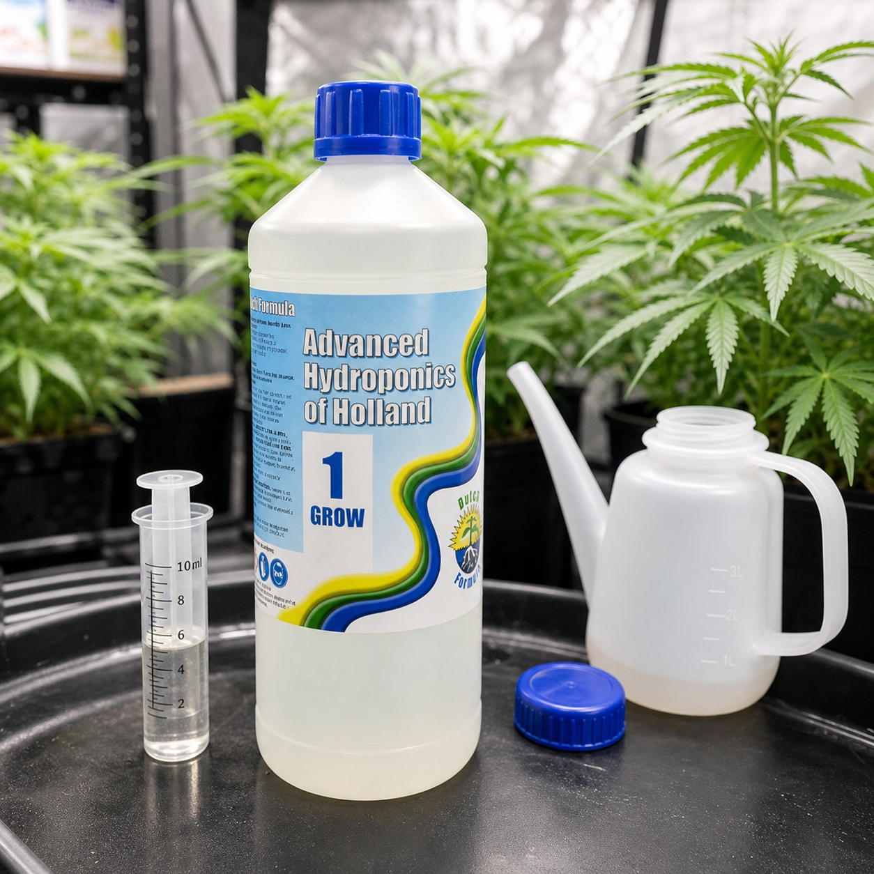 Botella Dutch Formula Grow 1 junto a una jeringa graduada y una regadera translúcida, con plantas de cannabis al fondo.