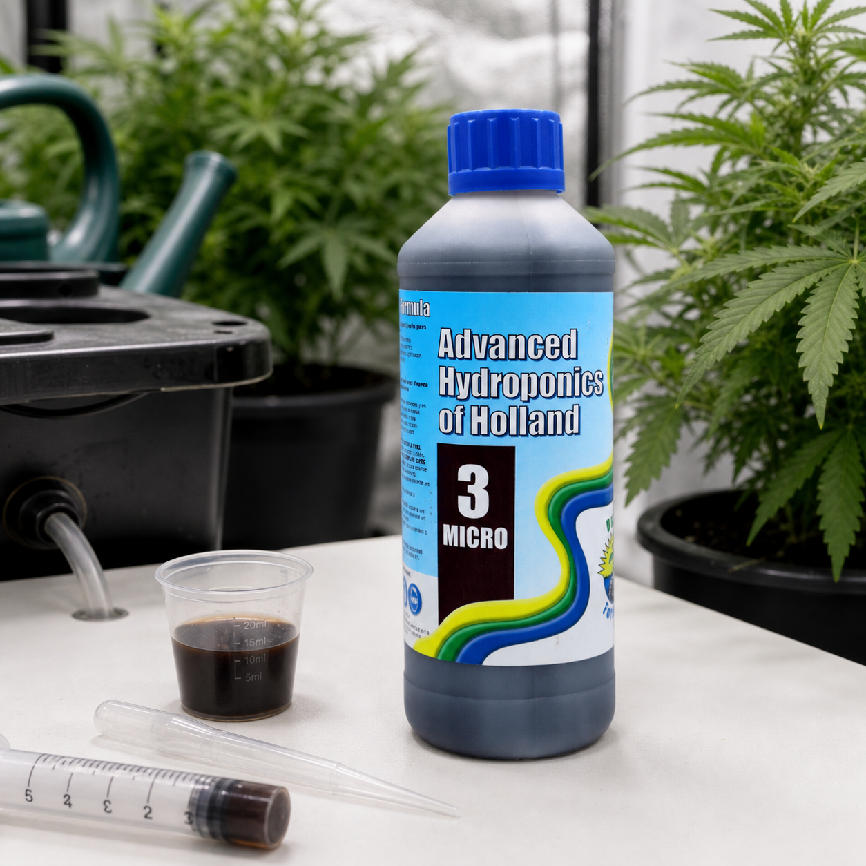 Botella Dutch Formula Micro 3 con tapón azul, junto a un vaso dosificador, una pipeta y una jeringa, con plantas al fondo.