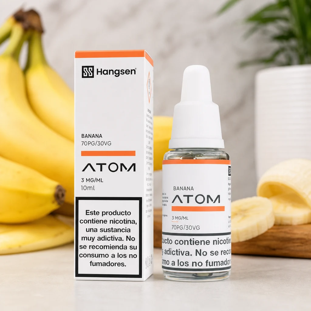 Escena generada de Hangsen Atom Banana con caja y frasco de 10 ml, etiqueta de 3 mg/ml y 70PG/30VG, junto a plátanos enteros y cortados.