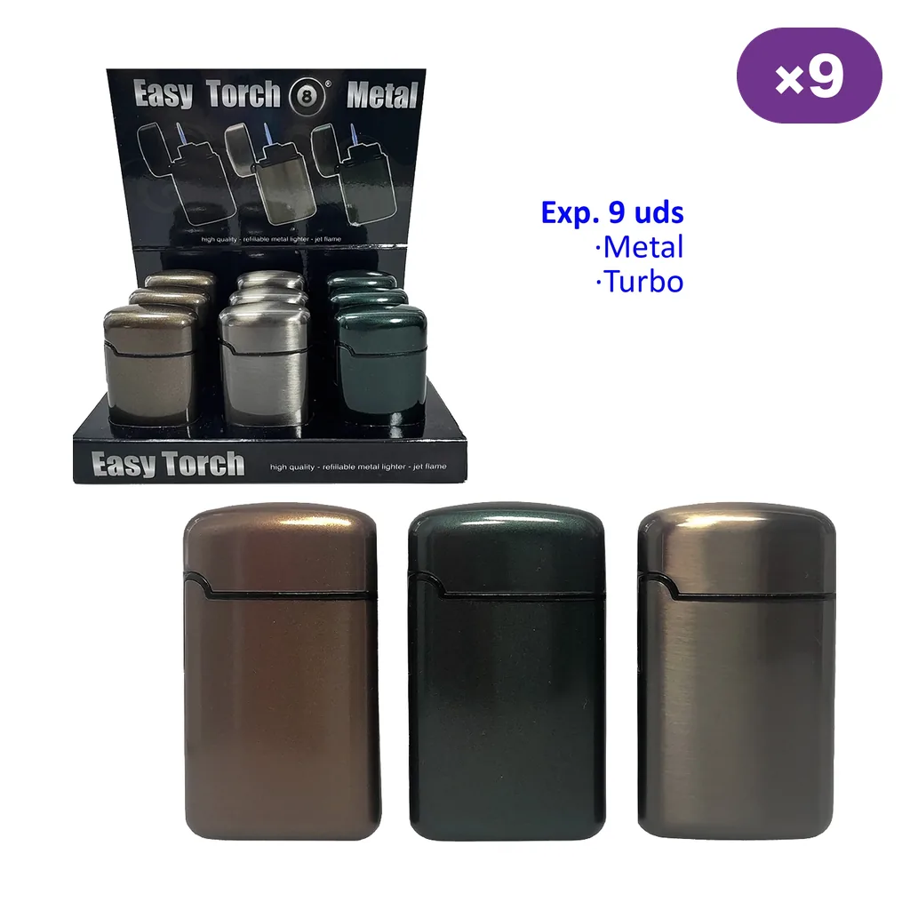 Encendedores Easy Torch de acabado metálico en tonos bronce, verde oscuro y gris, mostrados en primer plano y en un expositor.