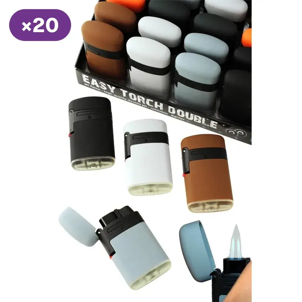 Encendedores Easy Torch de varios colores, mostrados cerrados, con la tapa abierta y con doble llama, junto a su expositor.