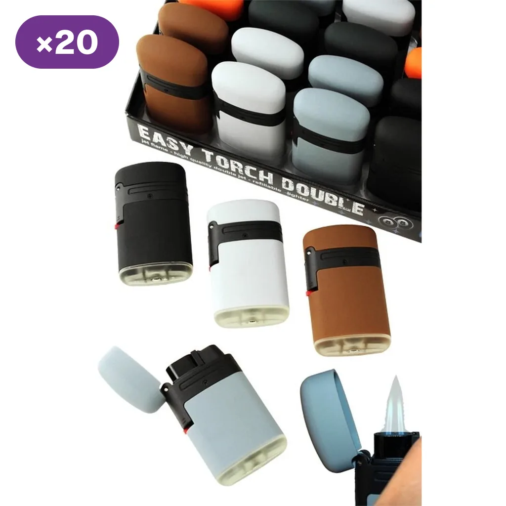 Encendedores Easy Torch de varios colores, mostrados cerrados, con la tapa abierta y con doble llama, junto a su expositor.