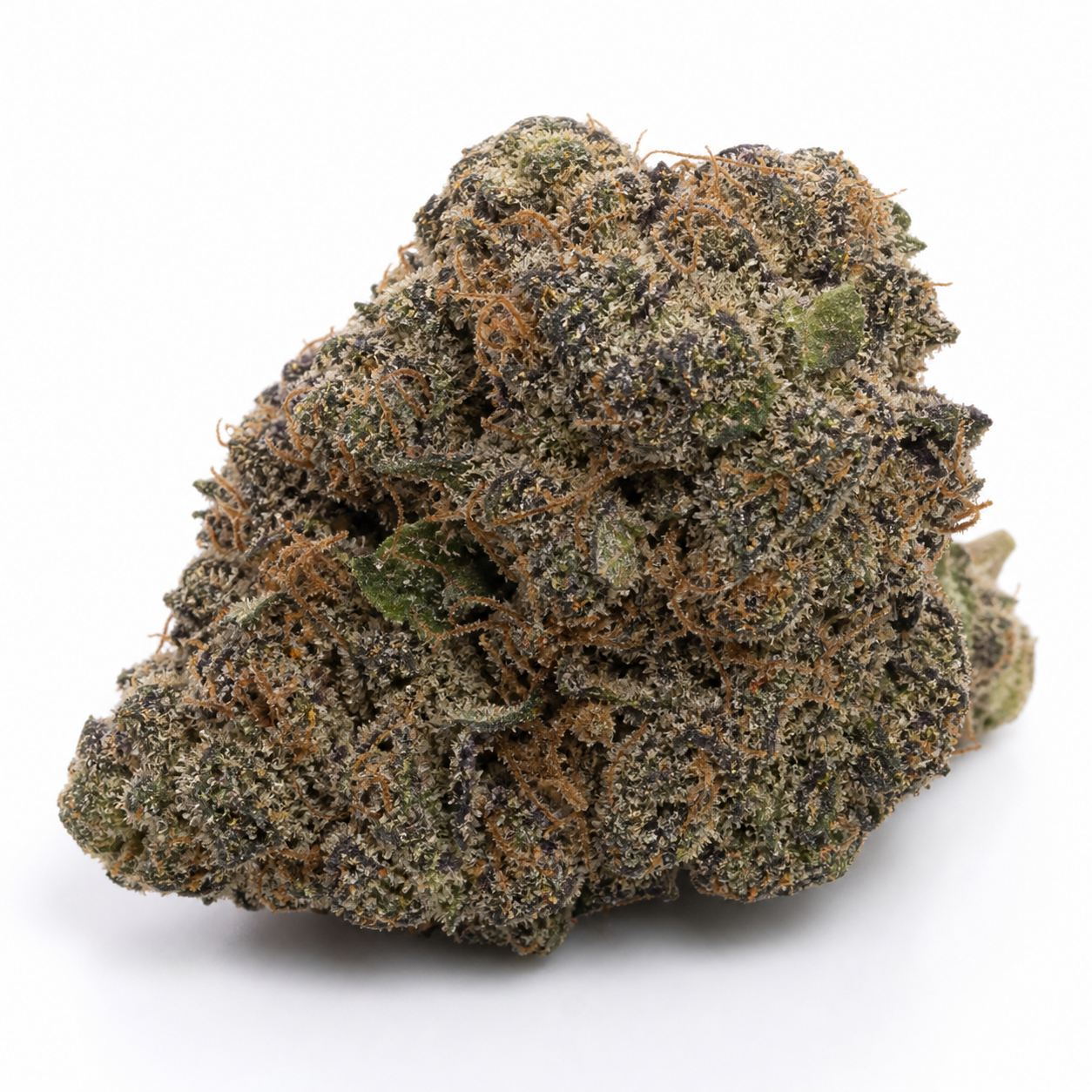 Cogollo de Eggnog OG de G13 Labs en primer plano, con tonos verdes y morados, pistilos anaranjados y una densa cobertura de tricomas.