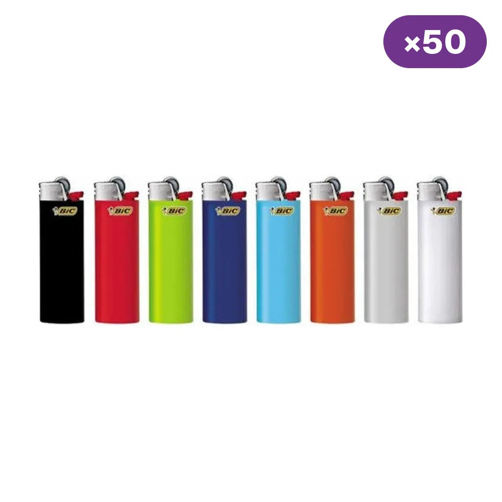 Selección de encendedores BIC Maxi J26 en varios colores, alineados sobre fondo blanco, con el distintivo «×50». Selección de encendedores BIC Maxi J26 en varios colores, alineados sobre fondo blanco, con el distintivo «×50».