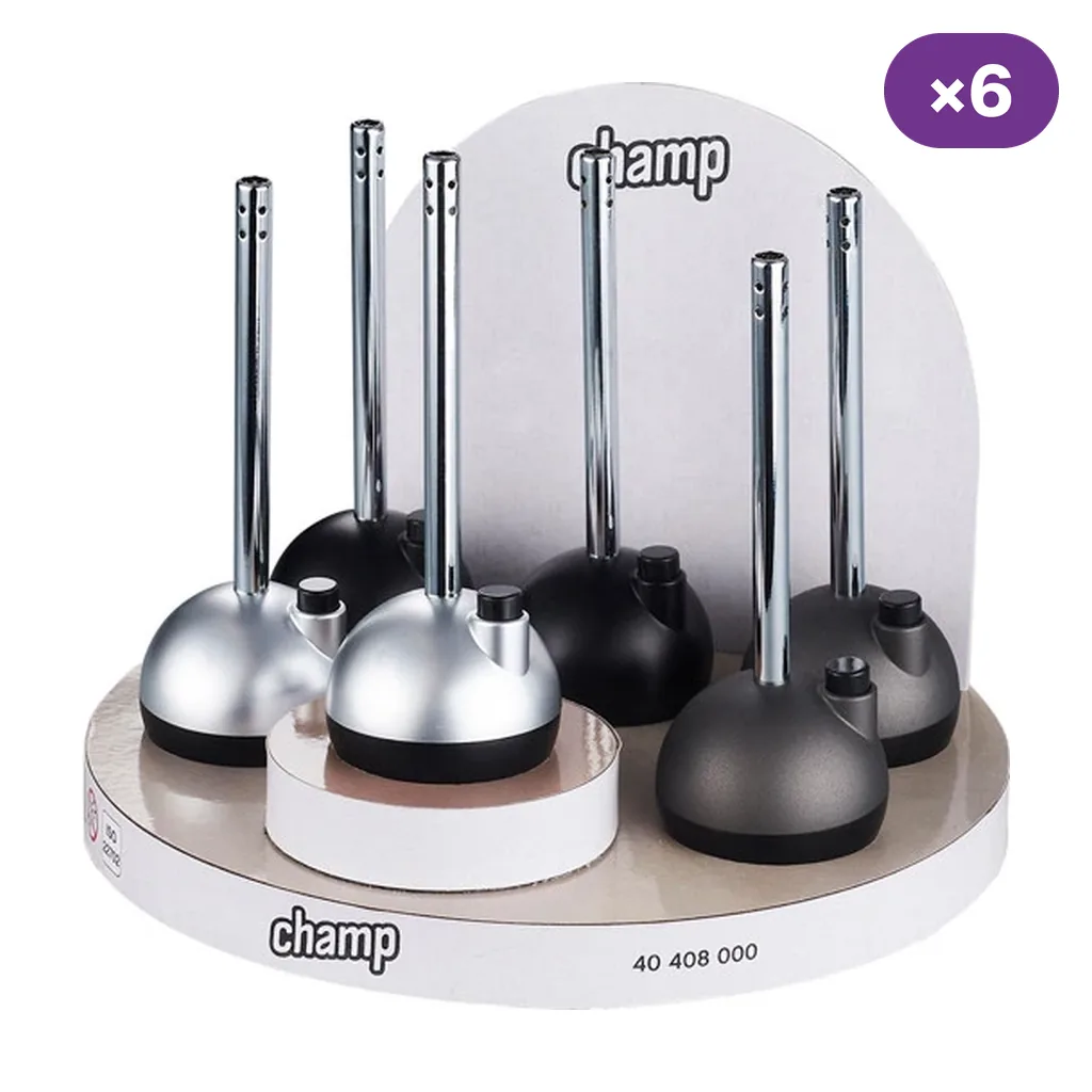 Expositor Champ con encendedores de base redondeada en distintos acabados, tubo largo plateado y botón lateral; rótulo «×6». Expositor Champ con encendedores de base redondeada en distintos acabados, tubo largo plateado y botón lateral; rótulo «×6».