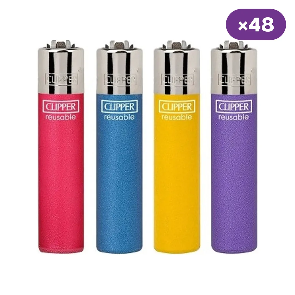 Encendedores Clipper Crystal Metallic 5 en rosa, azul, amarillo y morado, con cabezales plateados y distintivo de 48 unidades.