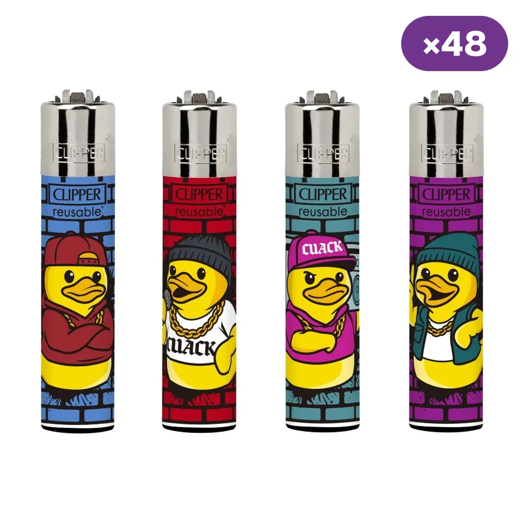 Selección de encendedores Clipper Cuack Style con patos vestidos de estilo urbano y fondos de colores; distintivo ×48.