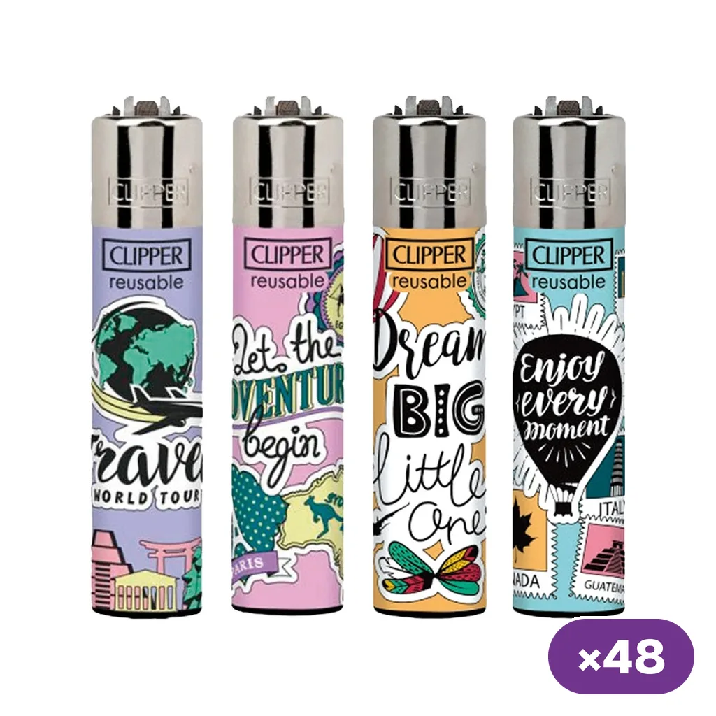 Selección de encendedores Clipper con diseños de viajes, mapas y frases sobre fondos de distintos colores; distintivo de 48 unidades.
