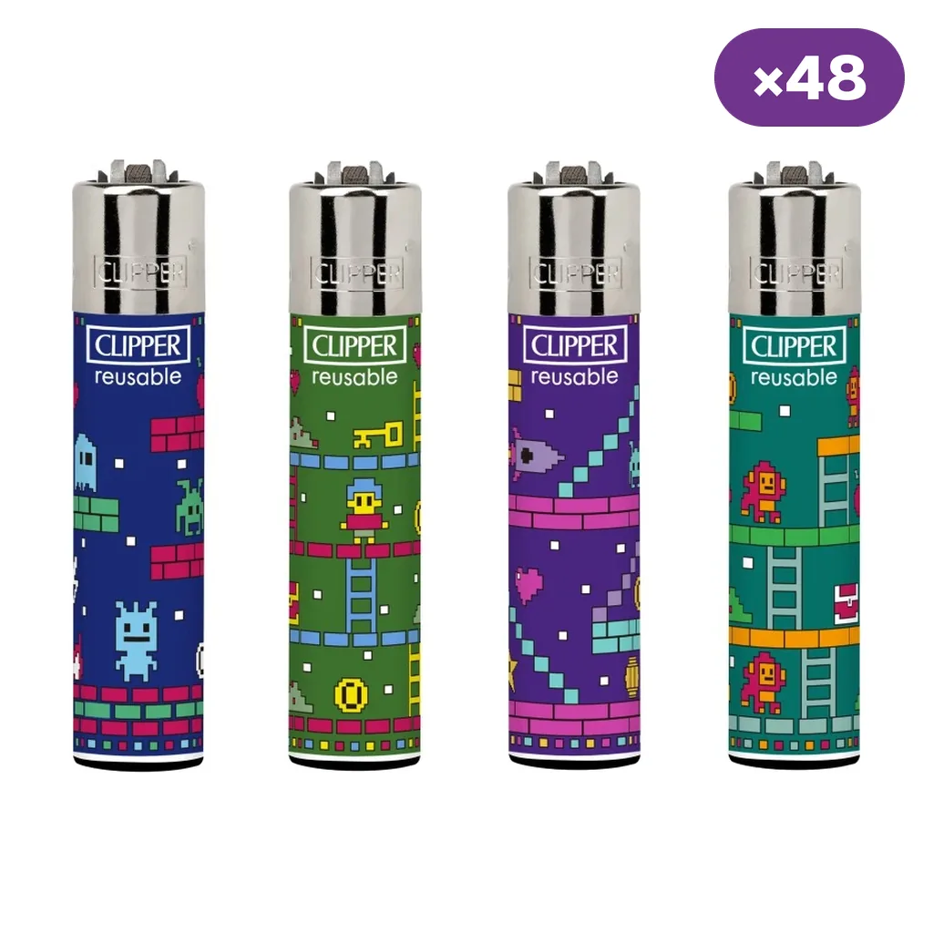 Cuatro diseños de encendedores Clipper Insert Coins en azul, verde y morado, con motivos de videojuegos pixelados y distintivo ×48.