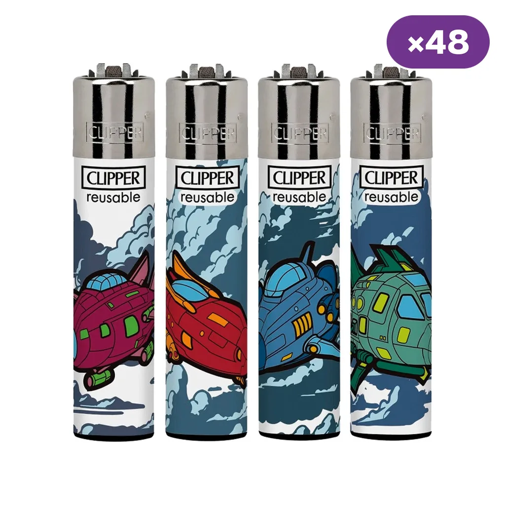 Selección de encendedores Clipper con distintas naves espaciales de colores sobre nubes, cabezales plateados y distintivo «×48».