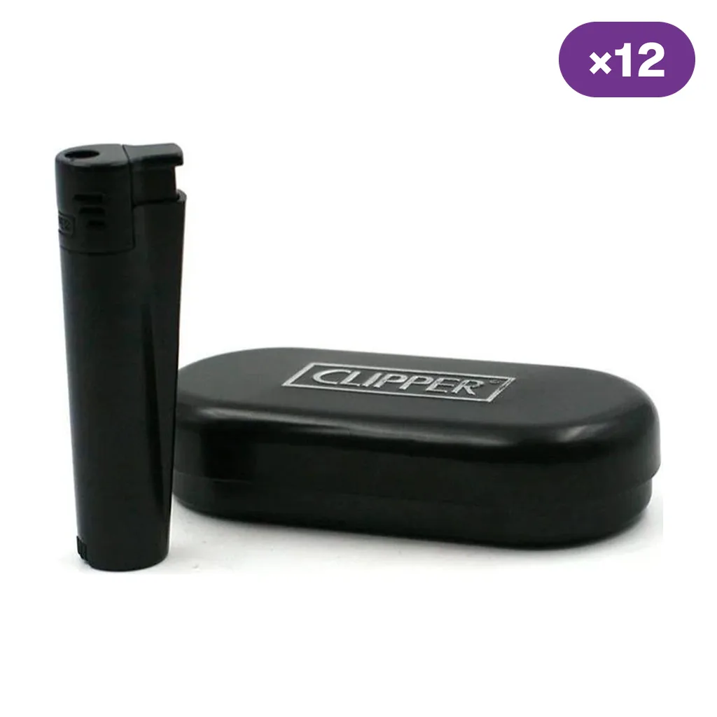 Encendedor Clipper Metal Jet Matt Black negro junto a un estuche cerrado con el logotipo Clipper; distintivo de 12 unidades.
