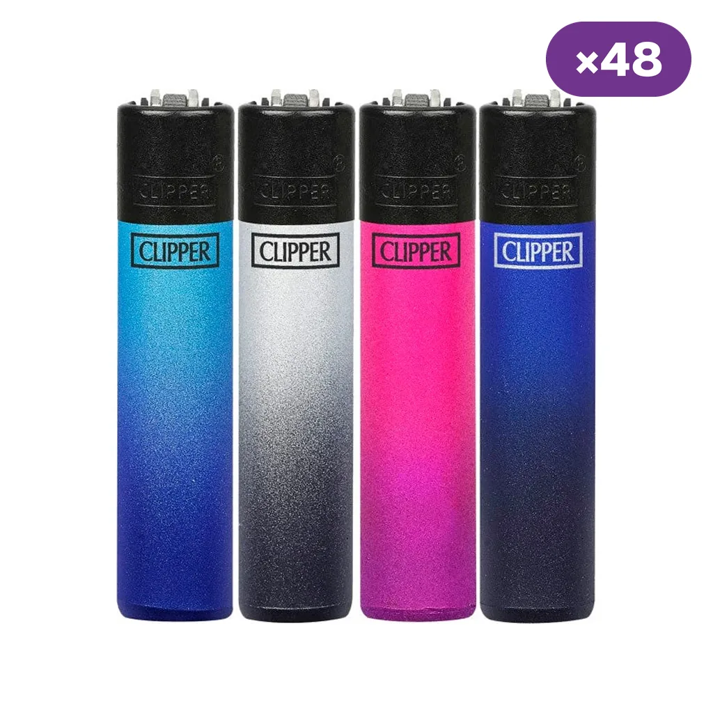 Encendedores Clipper Metallic Gradient I alineados, con parte superior negra y cuerpos en degradados azul, plateado y rosa.