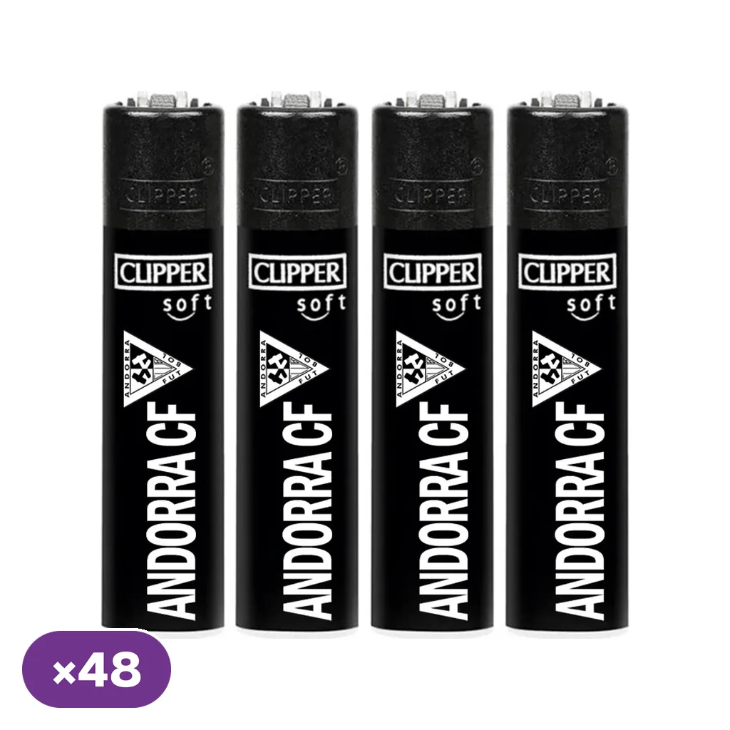 Encendedores negros Clipper Soft alineados, con escudo y nombre del Andorra CF en blanco e indicación de 48 unidades.