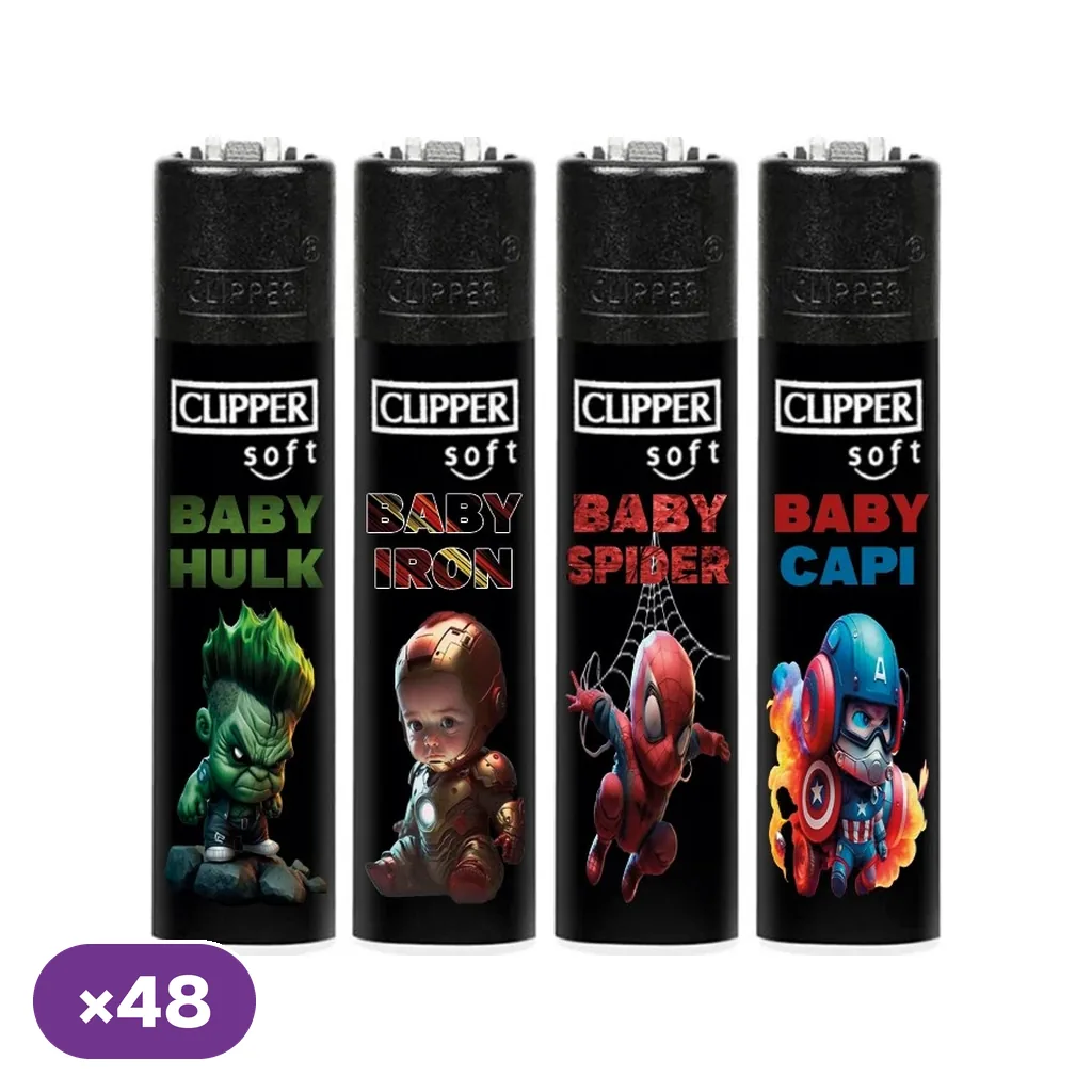 Cuatro diseños de encendedores Clipper negros con versiones infantiles de Hulk, Iron Man, Spider-Man y Capitán América; distintivo ×48.