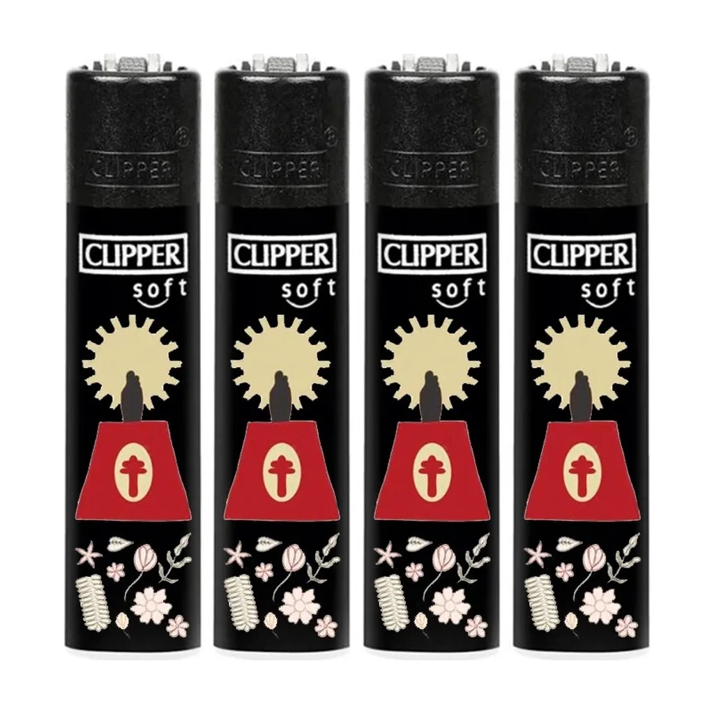 Cuatro encendedores Clipper negros con el mismo dibujo de una Virgen con halo dorado, manto rojo y motivos florales en la base.