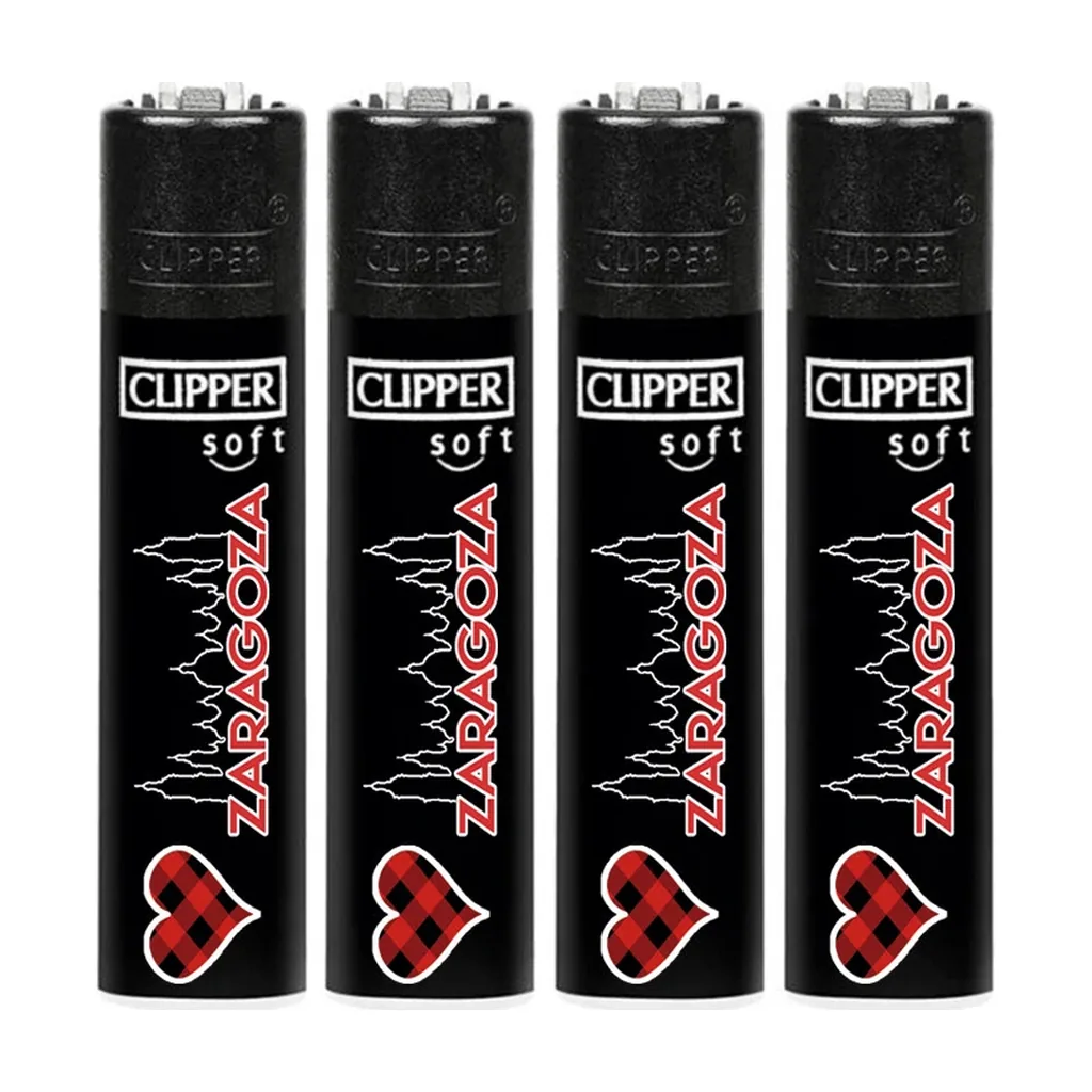 Varios encendedores Clipper negros con el texto Zaragoza, una silueta urbana y un corazón de cuadros rojos y negros.