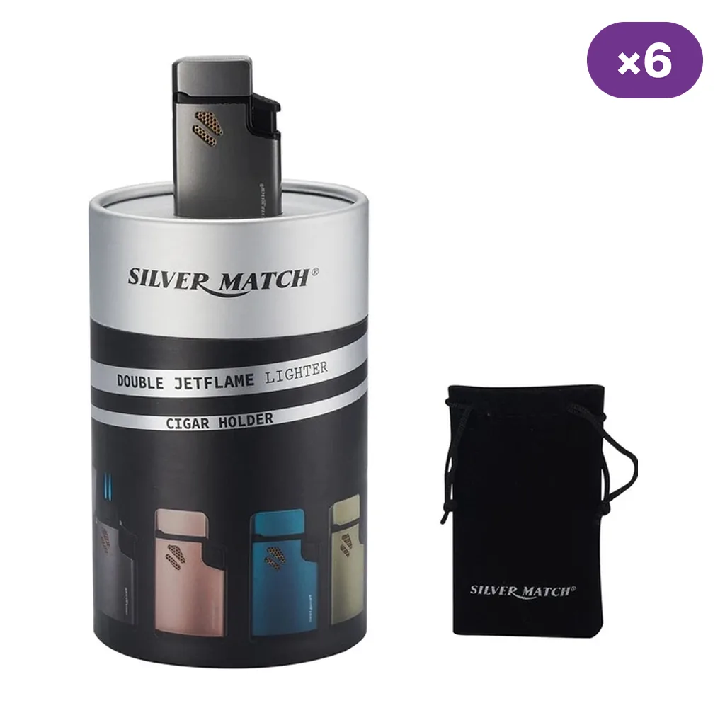 Encendedor Silver Match oscuro sobre envase cilíndrico con modelos de varios colores, junto a una funda negra y el distintivo ×6. Encendedor Silver Match oscuro sobre envase cilíndrico con modelos de varios colores, junto a una funda negra y el distintivo ×6.