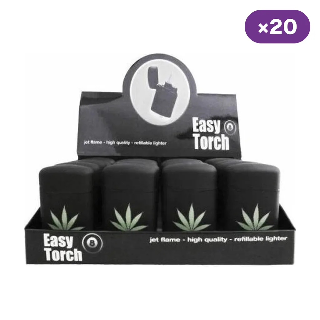 Expositor Easy Torch 8 con encendedores negros decorados con hojas verdes de cannabis e indicación de 20 unidades. Expositor Easy Torch 8 con encendedores negros decorados con hojas verdes de cannabis e indicación de 20 unidades.