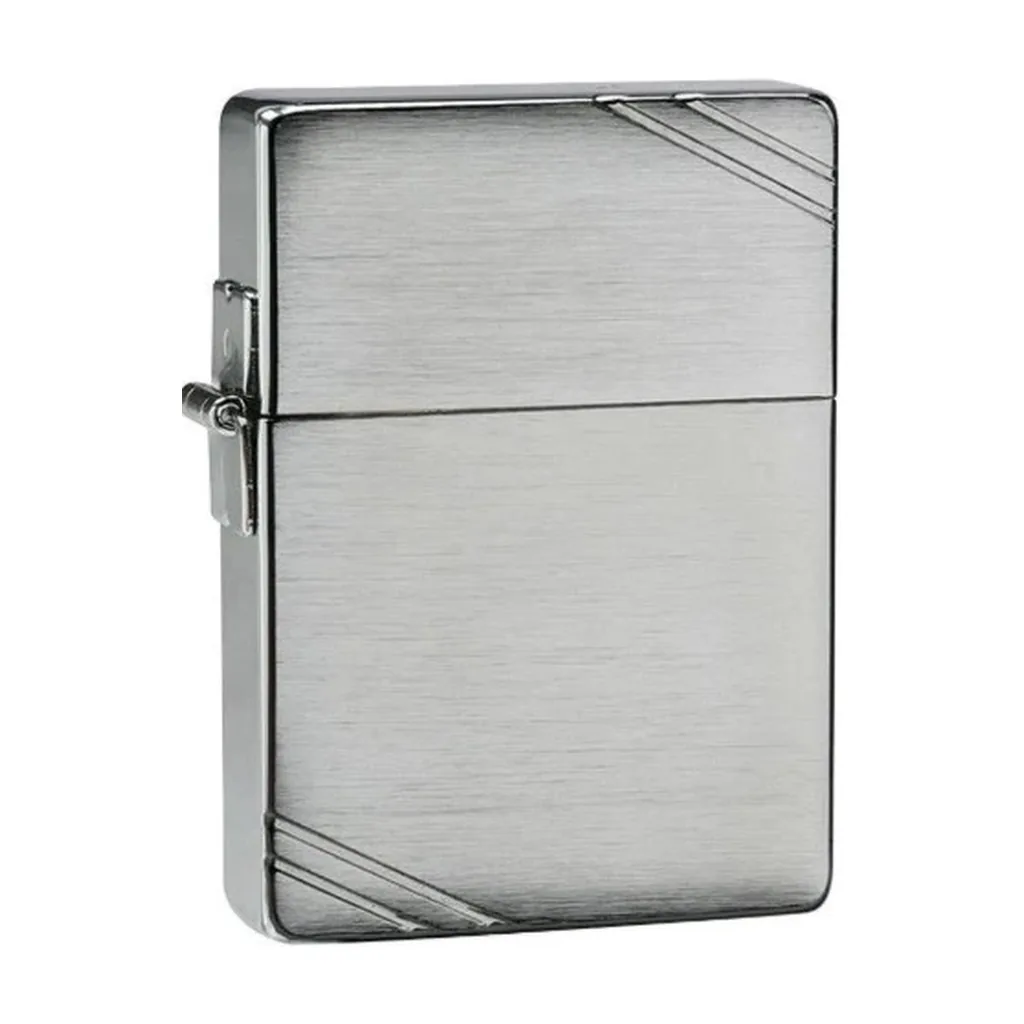 Encendedor Zippo 1935 Replica W/Lashes cerrado, de acabado plateado cepillado, con bisagra lateral y líneas diagonales en dos esquinas.
