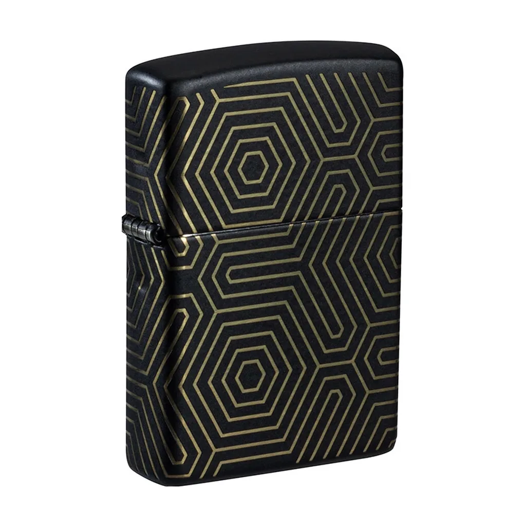 Encendedor Zippo 218 cerrado, negro con líneas geométricas doradas y hexágonos concéntricos, visto en perspectiva sobre fondo blanco.
