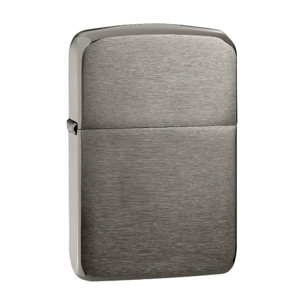 Encendedor Zippo 1941 Replica Black Ice cerrado, de acabado gris oscuro cepillado y esquinas redondeadas, sobre fondo blanco.