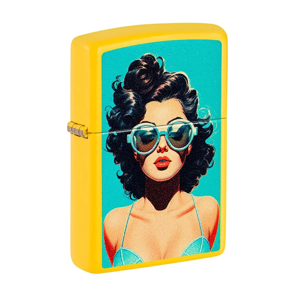 Encendedor Zippo amarillo con ilustración vintage de una mujer de pelo oscuro, gafas turquesas y labios rojos sobre fondo turquesa.