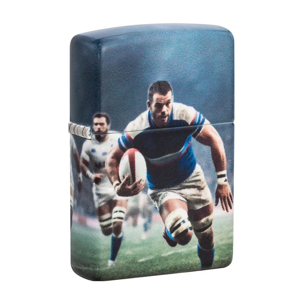 Encendedor Zippo Rugby Design cerrado, con un jugador de rugby corriendo con el balón y otro jugador al fondo.